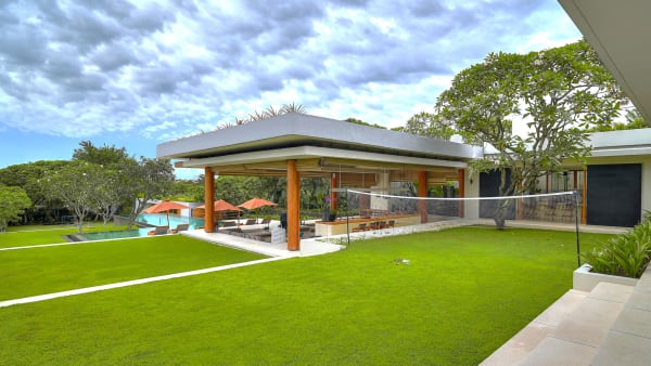 The Iman Villa - Spacious lawn and volleyball area